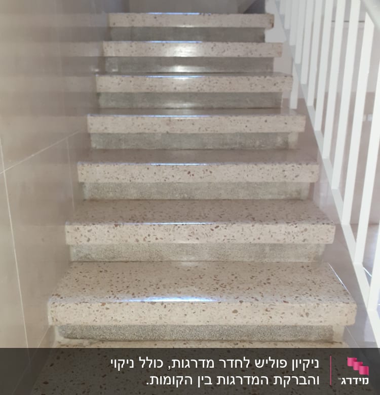 מדרגות נקיות ומבריקות עם מעקה לבן